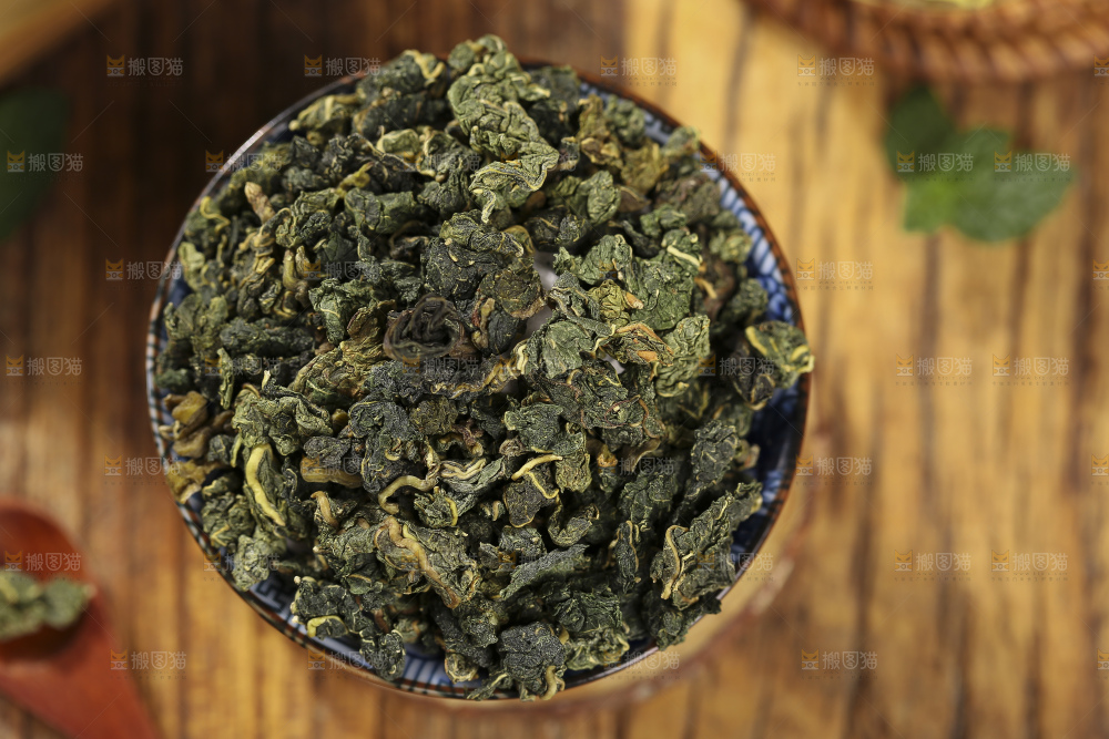 木底上放着的桑叶茶