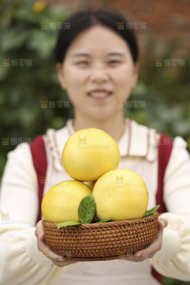 手里拿着黄金葡萄柚