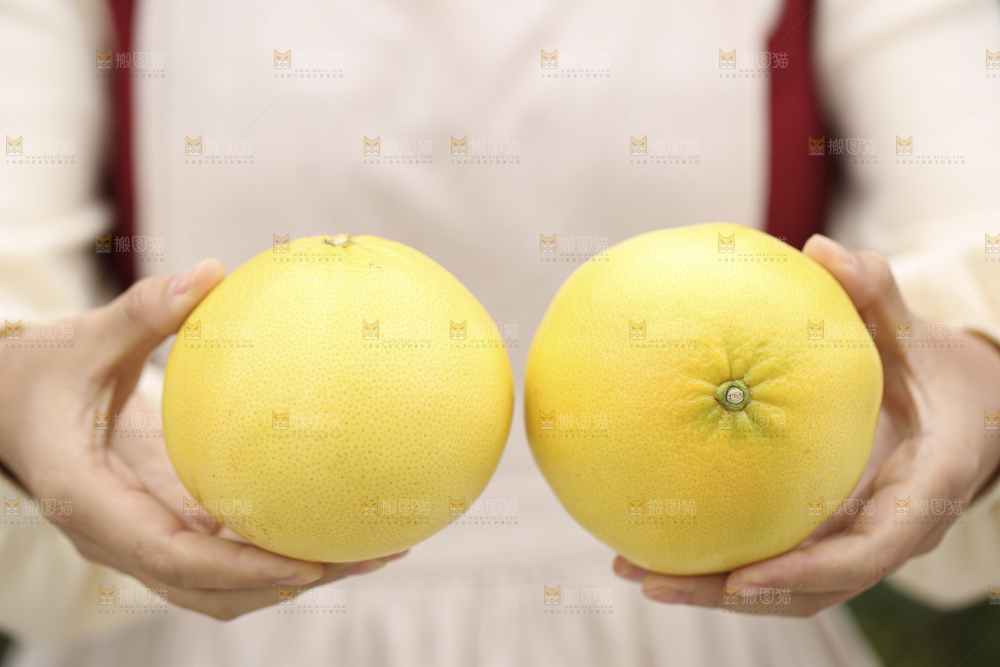 手里拿着黄金葡萄柚