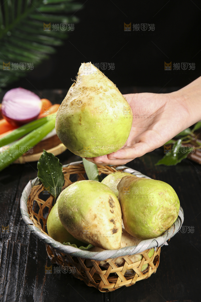 深底上放着芥菜头