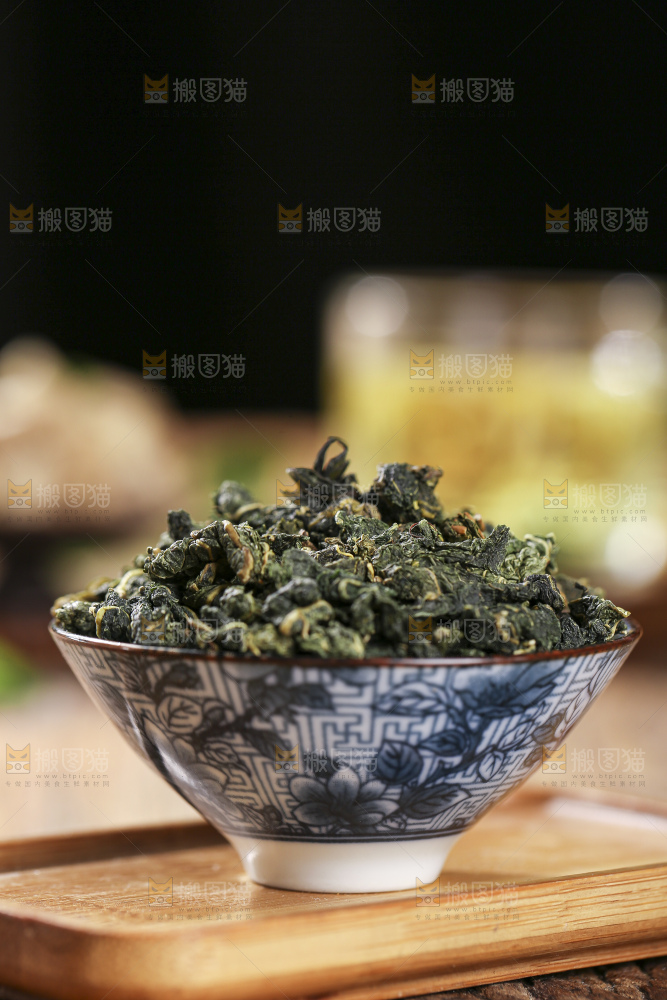 木底上放着的桑叶茶