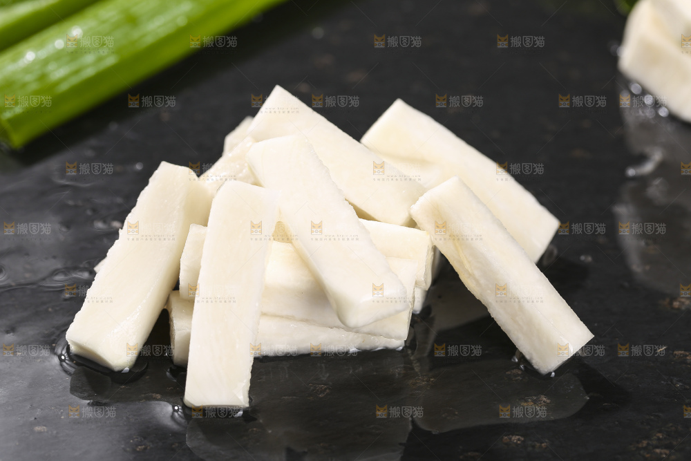 深底上放着芥菜头