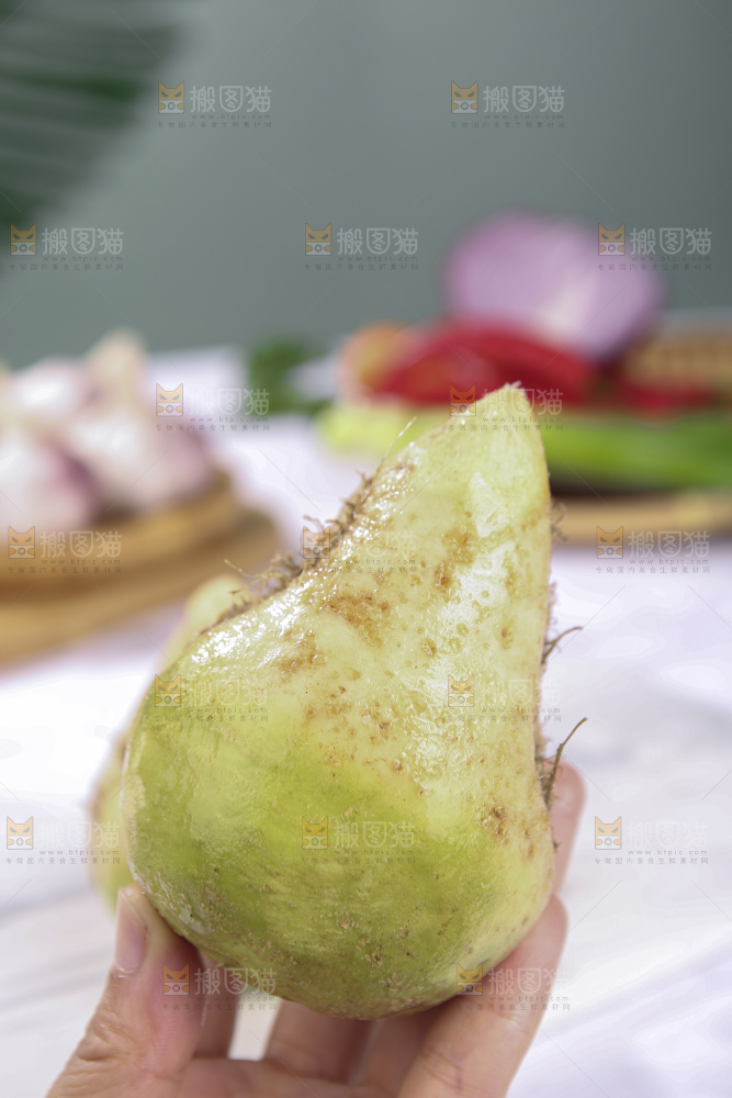 浅底上放着大头芥菜