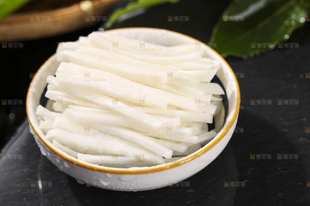 深底上放着芥菜头