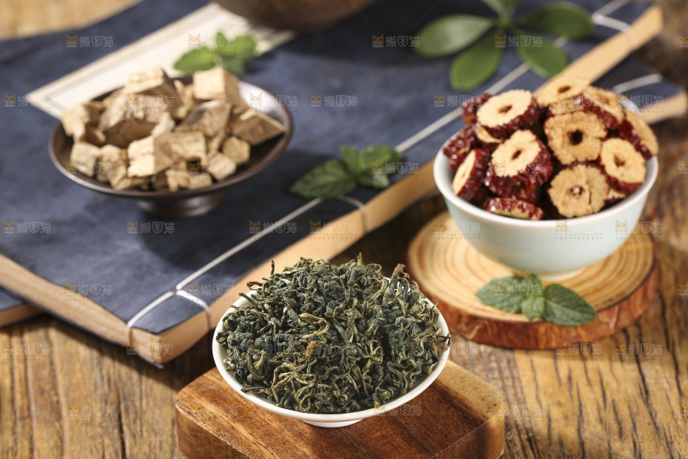 木底上放着蒲公英茶