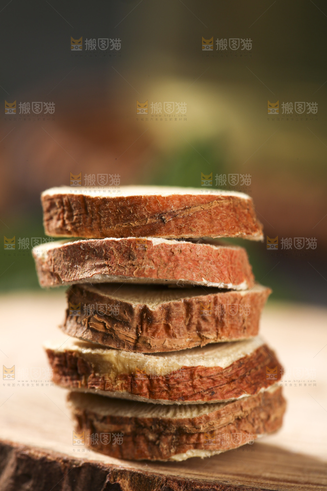 深底上放着甘草片