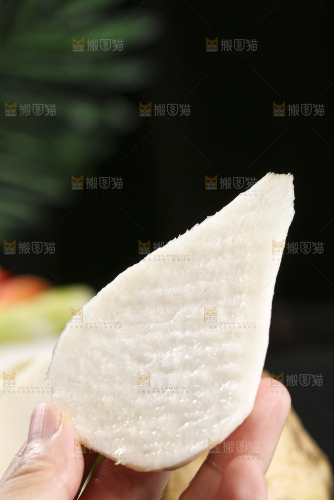 深底上放着芥菜头