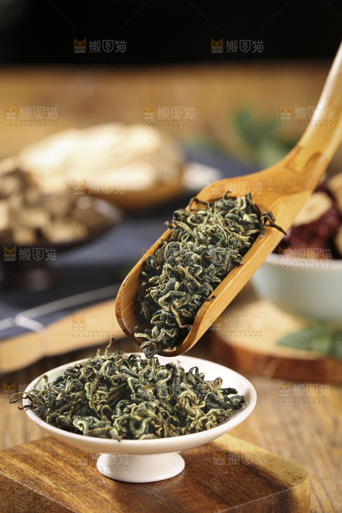 木底上放着蒲公英茶
