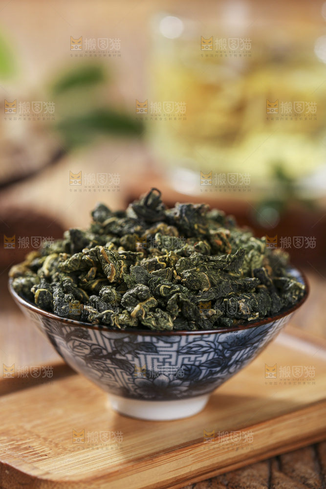 木底上放着的桑叶茶