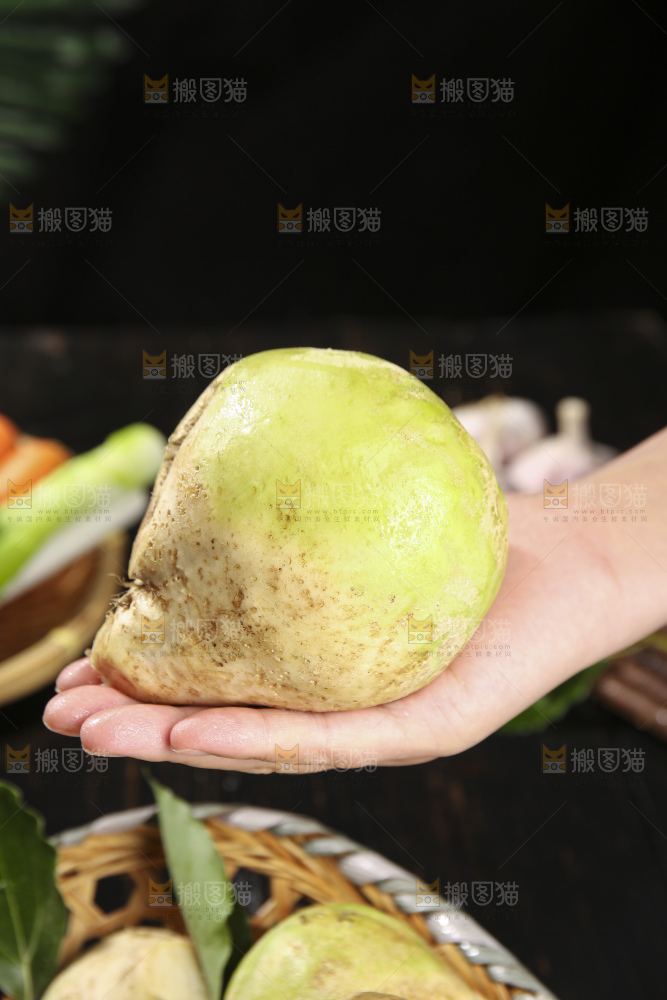 深底上放着芥菜头