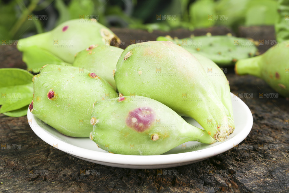 红肉仙人掌果放在深底上