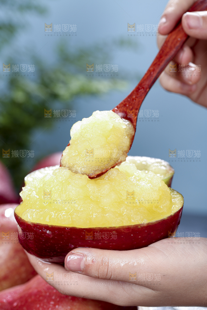 深底上放着花牛苹果