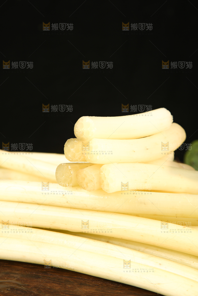 深底上放着藕带
