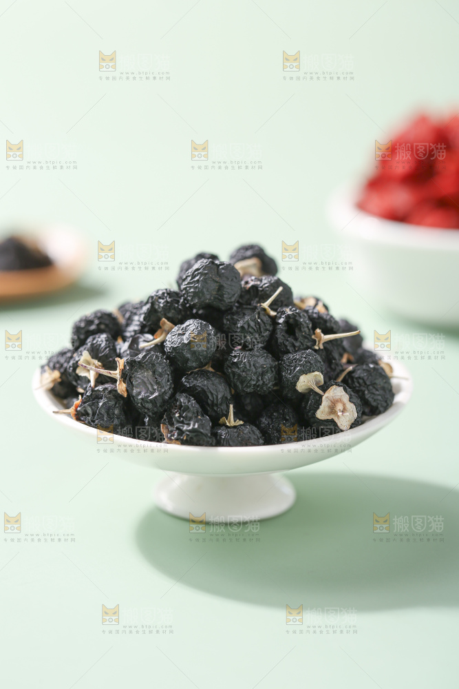 浅底上的黑枸杞