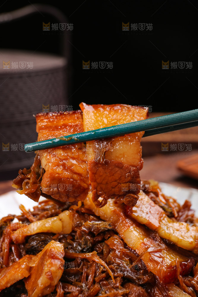 木底上的梅干菜五花肉