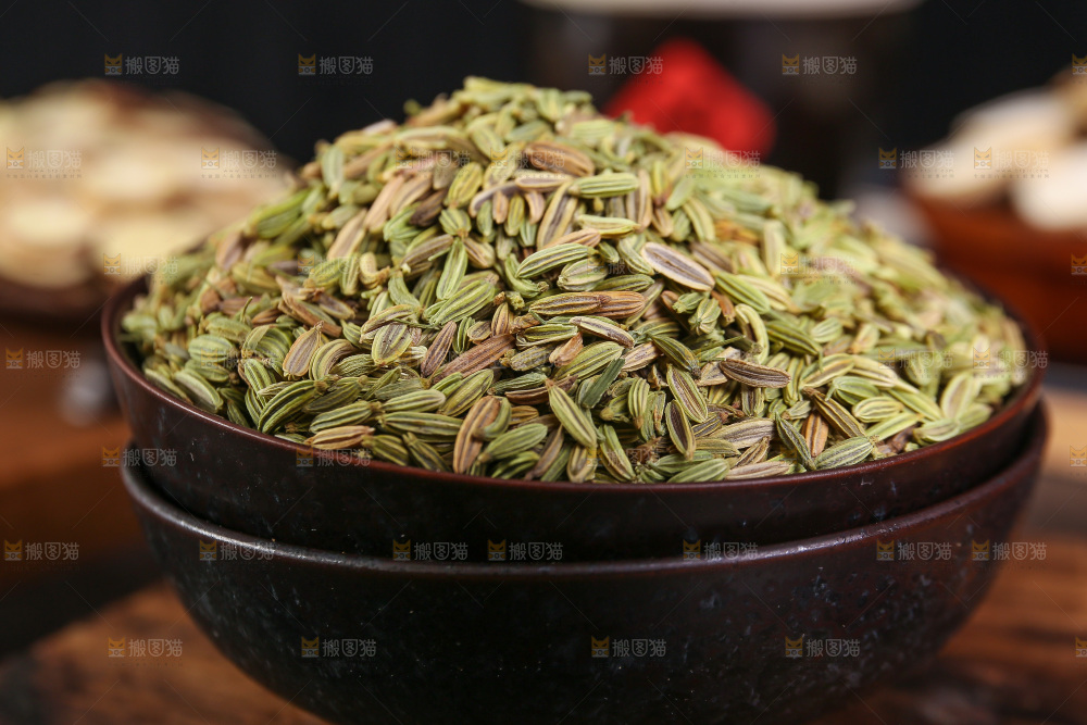 木底上的小茴香籽
