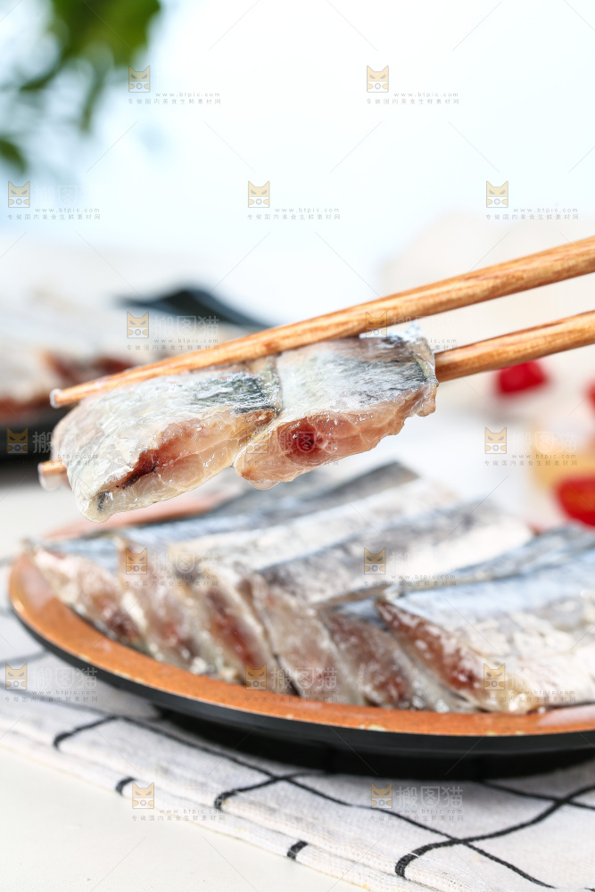 白底上的带鱼段