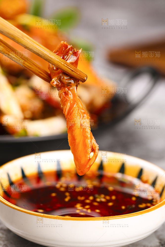深底上的香辣梭子蟹