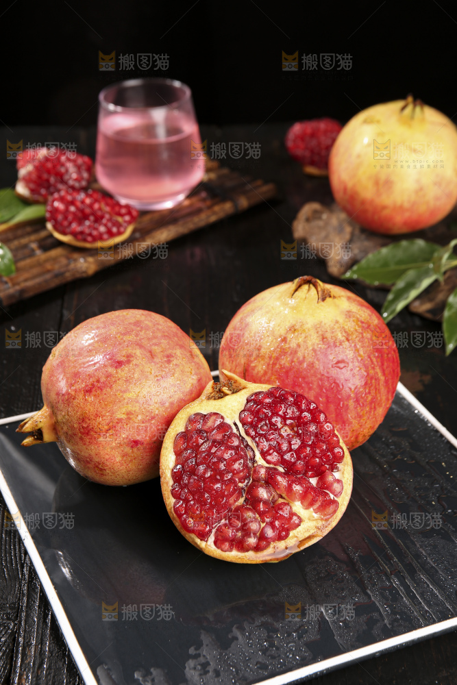 深底上的黑籽石榴