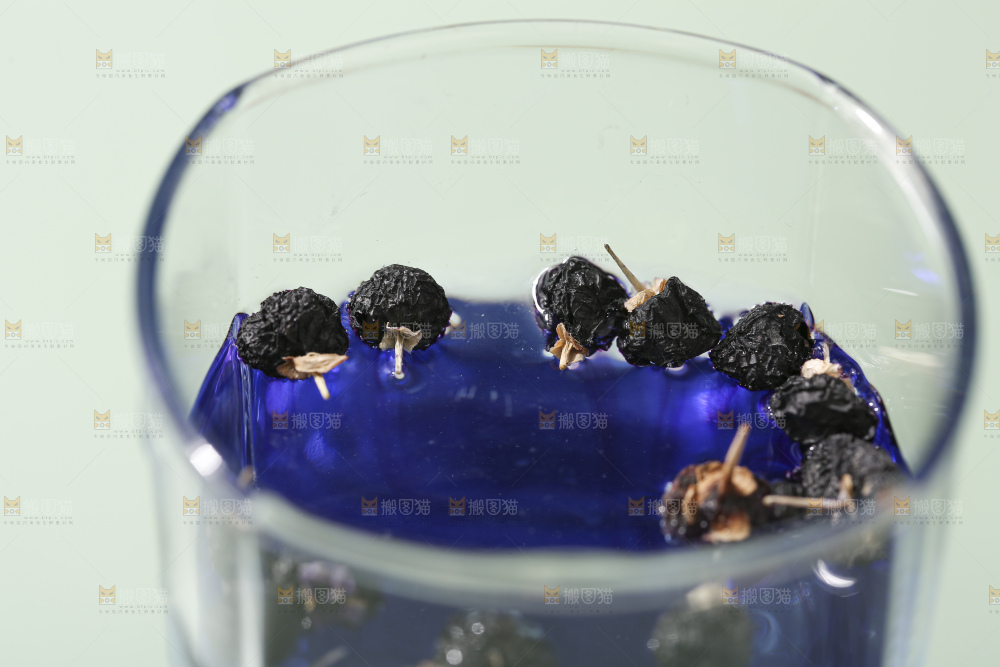 杯子里装着黑枸杞茶