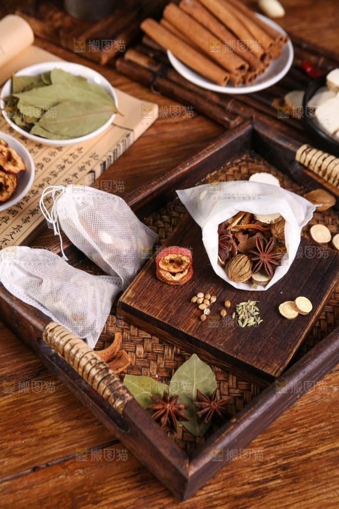 木底上的香料组合