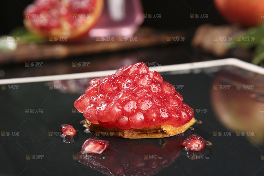 深底上的黑籽石榴