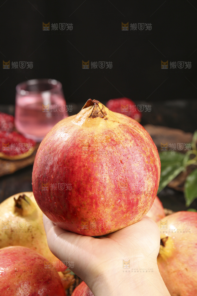 深底上的黑籽石榴
