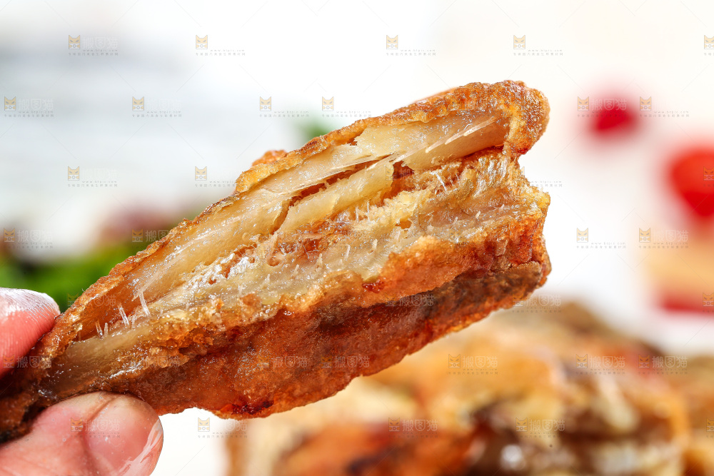 白底上的香酥带鱼