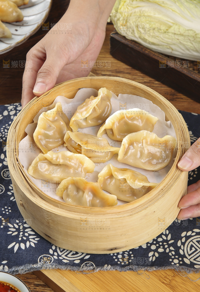 木底上放着的煎饺