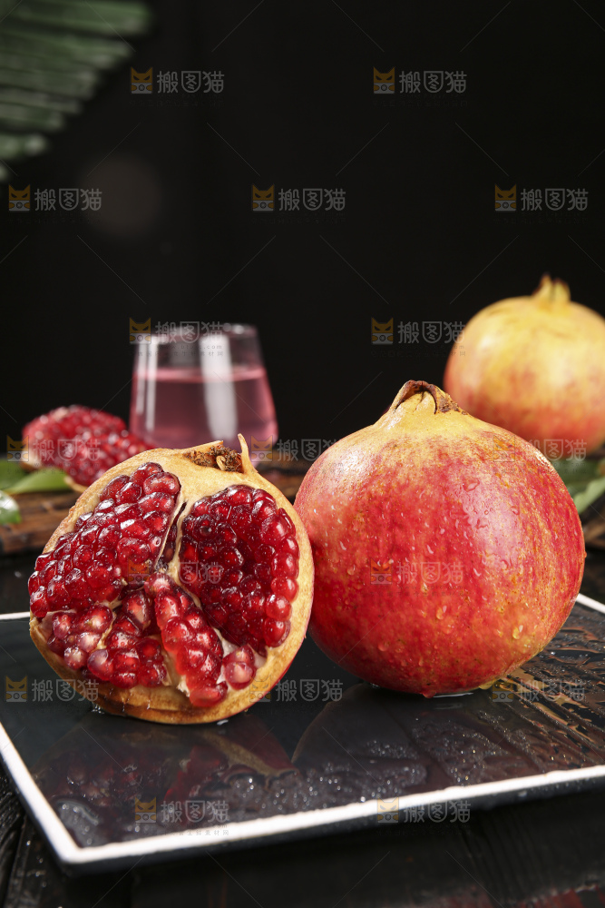 深底上的黑籽石榴