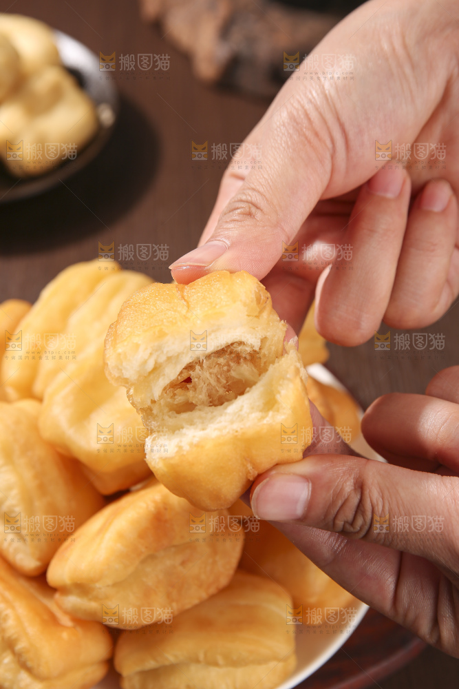 深底上的香酥油条