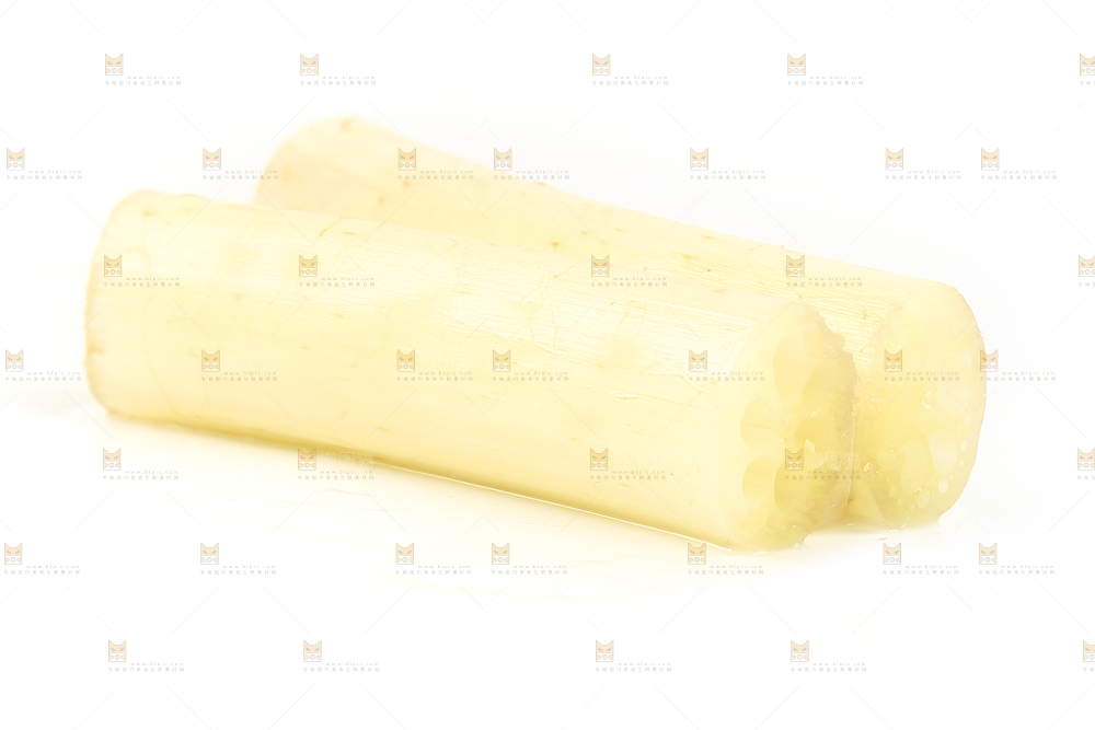 白底上摆放着新鲜藕带