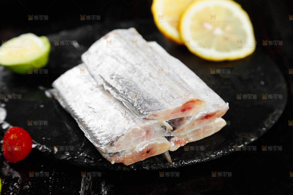 黑底上的鲜冻带鱼段