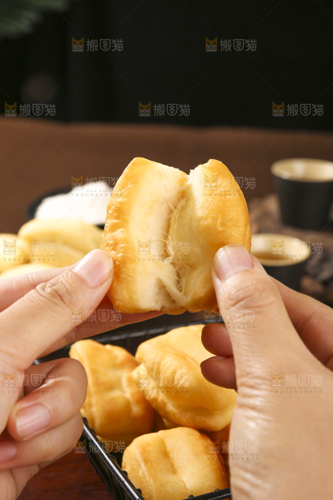 深底上的香酥油条