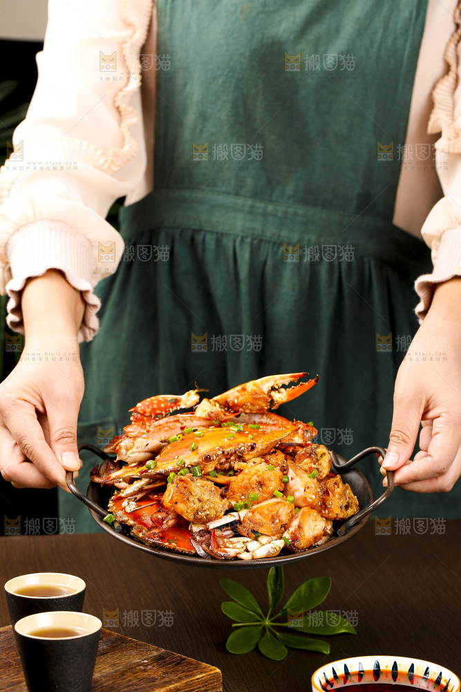 深底上的香辣梭子蟹