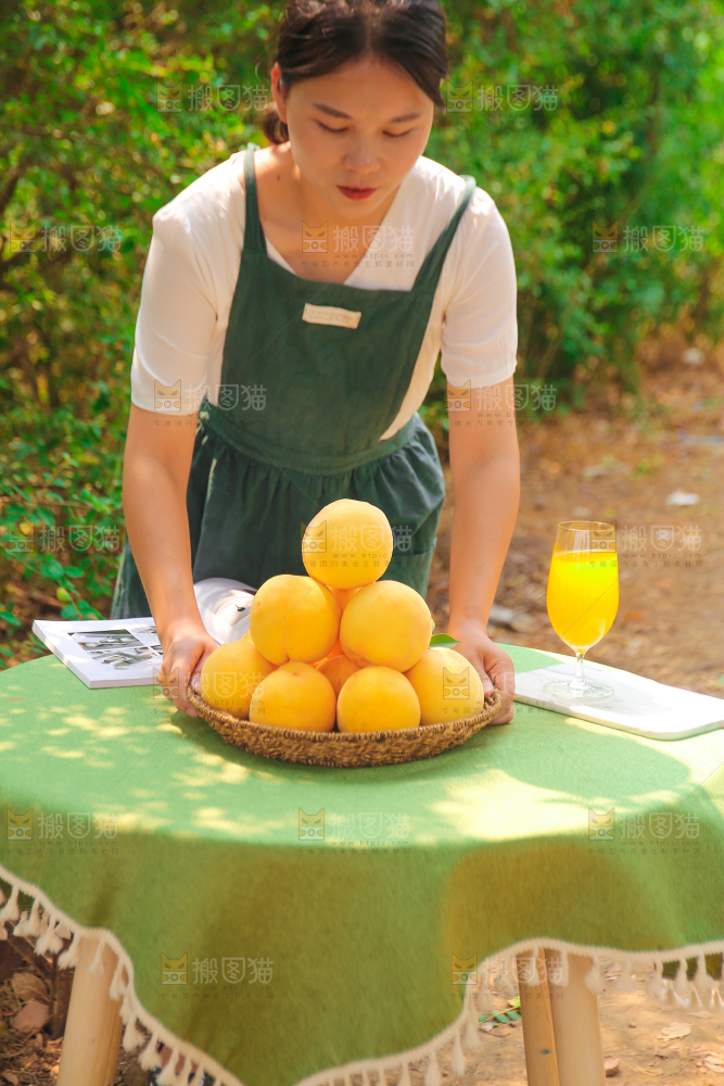 手里拿着炎陵黄桃