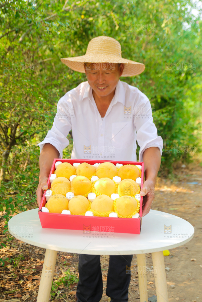 手里拿着炎陵黄桃