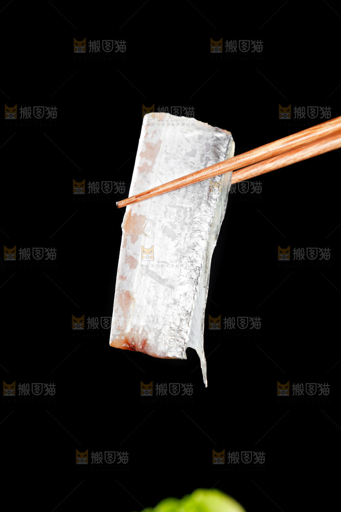 黑底上的鲜冻带鱼段