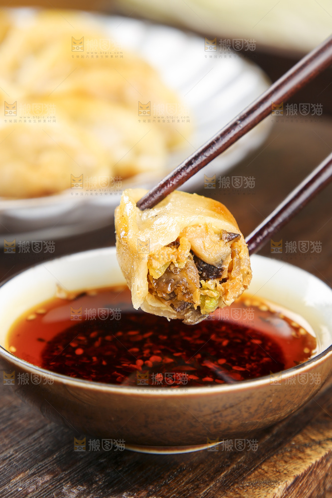 木底上放着的煎饺