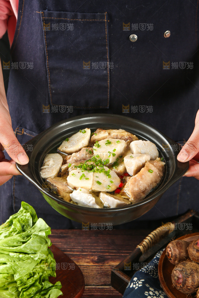 深底上的芋头排骨煲