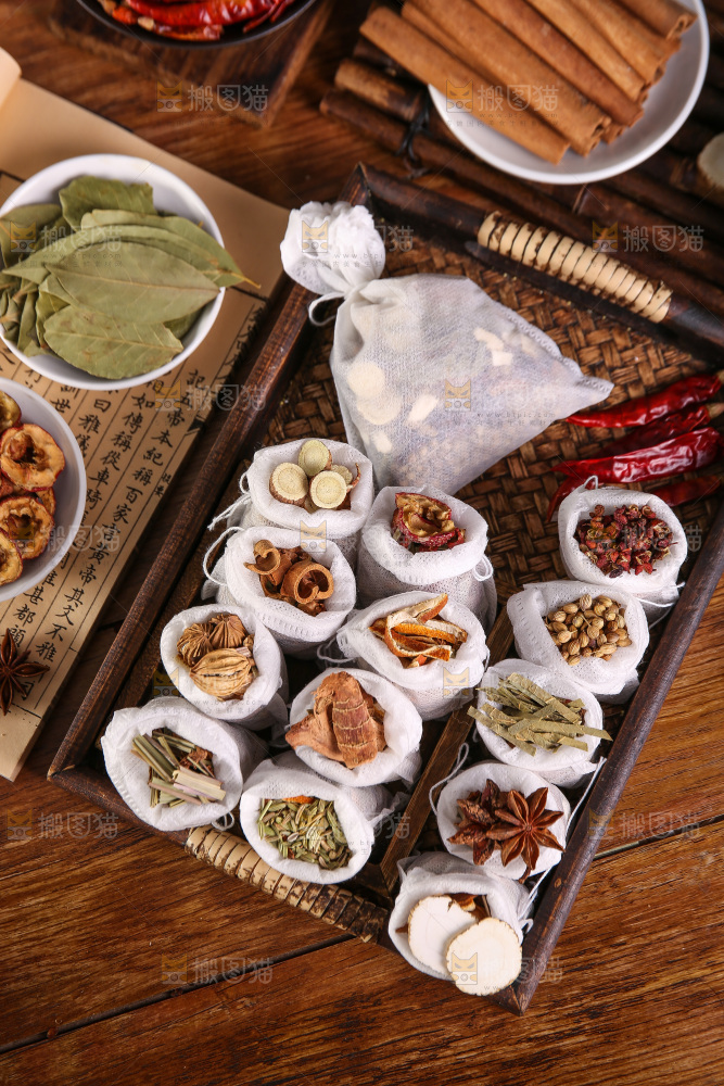 木底上的香料组合