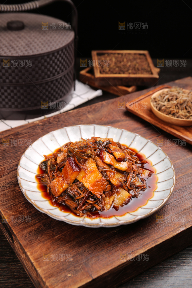 木底上的梅干菜五花肉