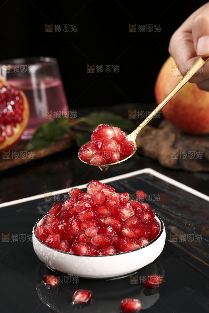 深底上的黑籽石榴