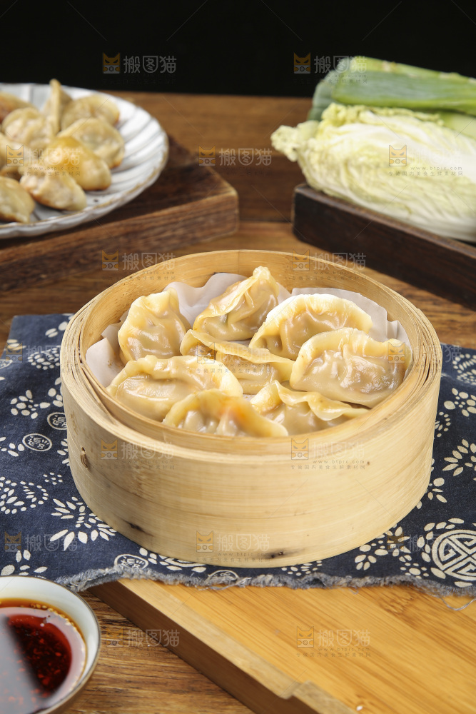 木底上放着的煎饺