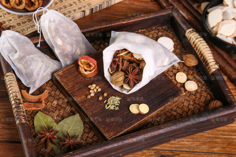 木底上的香料组合