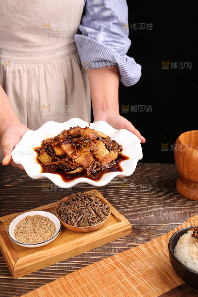 木底上的梅干菜五花肉
