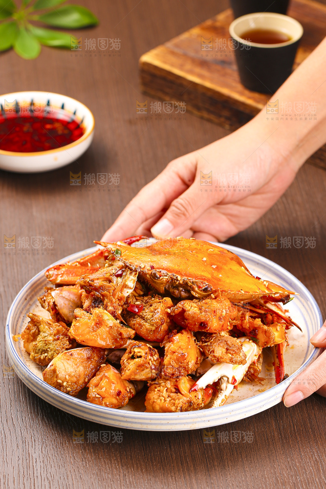 深底上的香辣梭子蟹