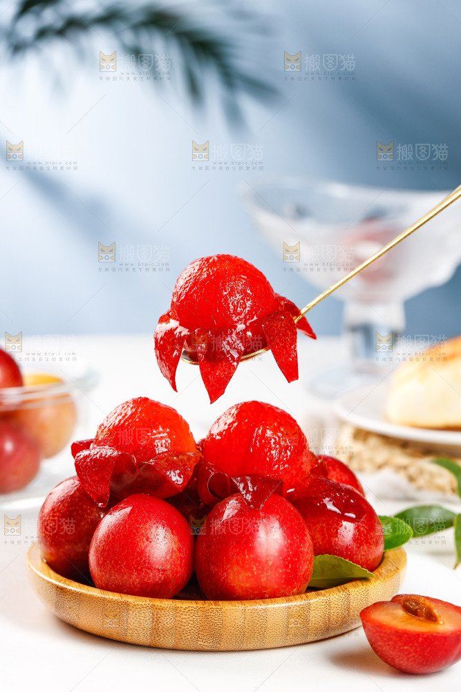 白底上的樱桃李