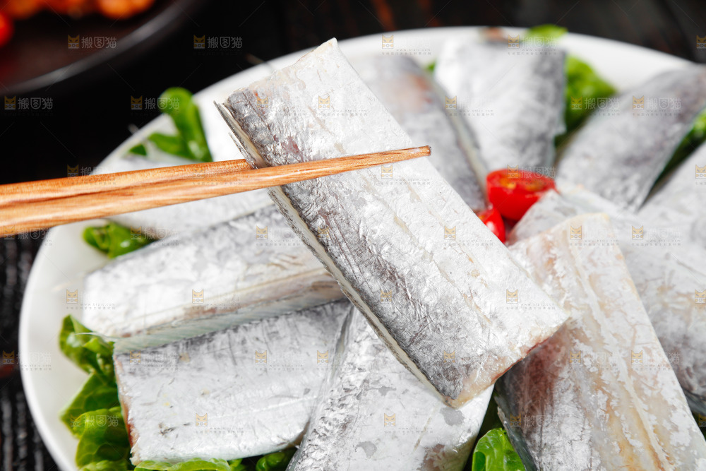 黑底上的鲜冻带鱼段