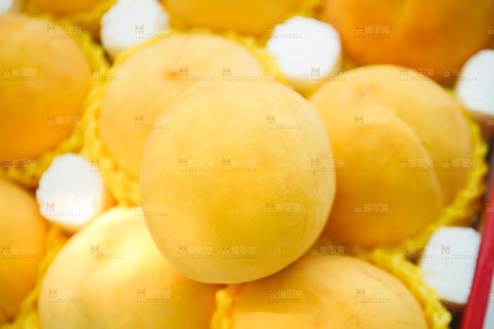 手里拿着炎陵黄桃